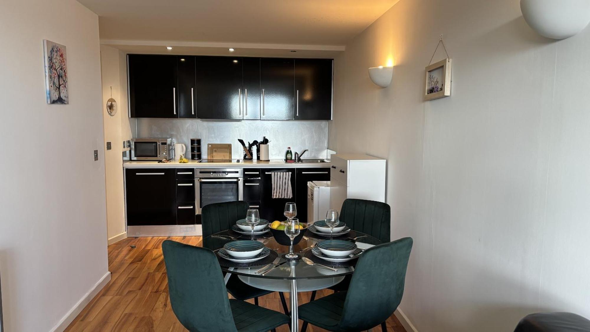 Stylish Centre With 2 Balconies *