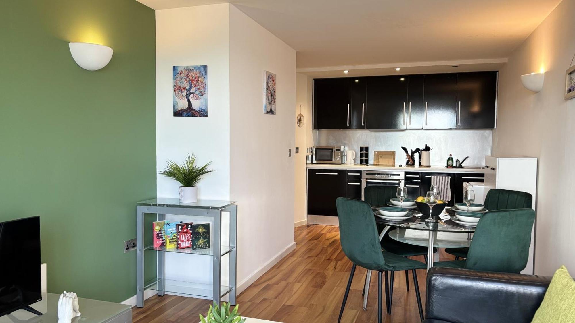 Stylish Centre With 2 Balconies *